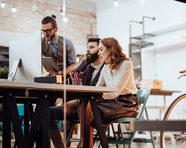 équipe de travail qui regarde le même écran