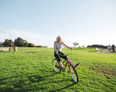 Femme à vélo