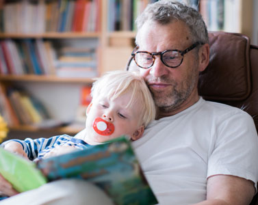 Un grand père et son petit fils