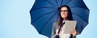 Photo d’une femme avec une tablette dans une main et un parapluie ouvert dans l’autre