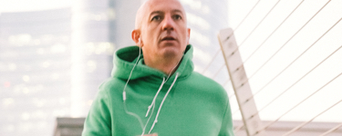 Homme avec écouteurs fait du jogging