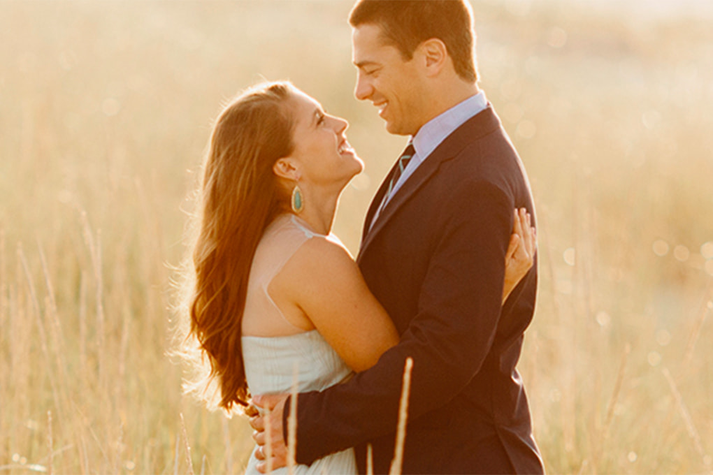 Couple qui se tient dans les bras dans un champ de blé