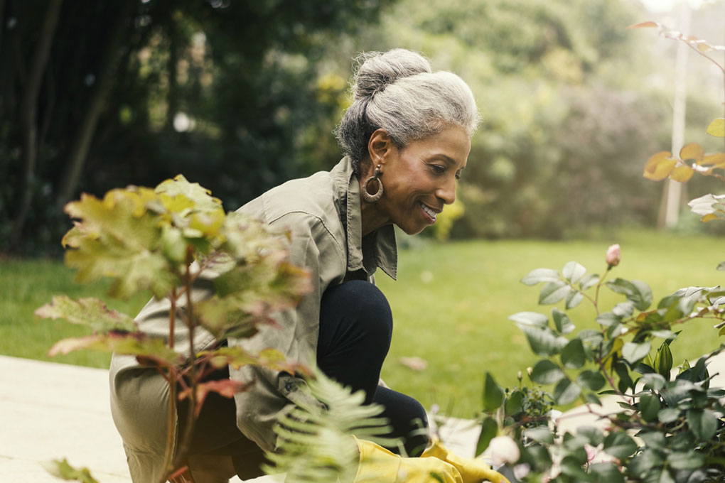 Femme retraitée qui jardine 