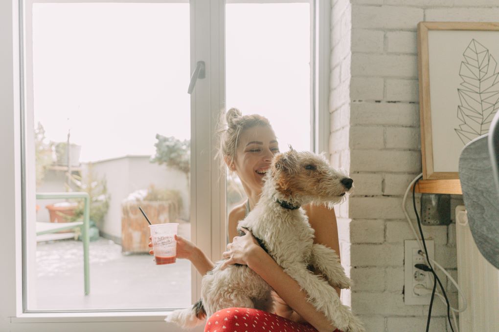 Photo d’une jeune femme avec son chien pour un article sur le fonds d’urgence