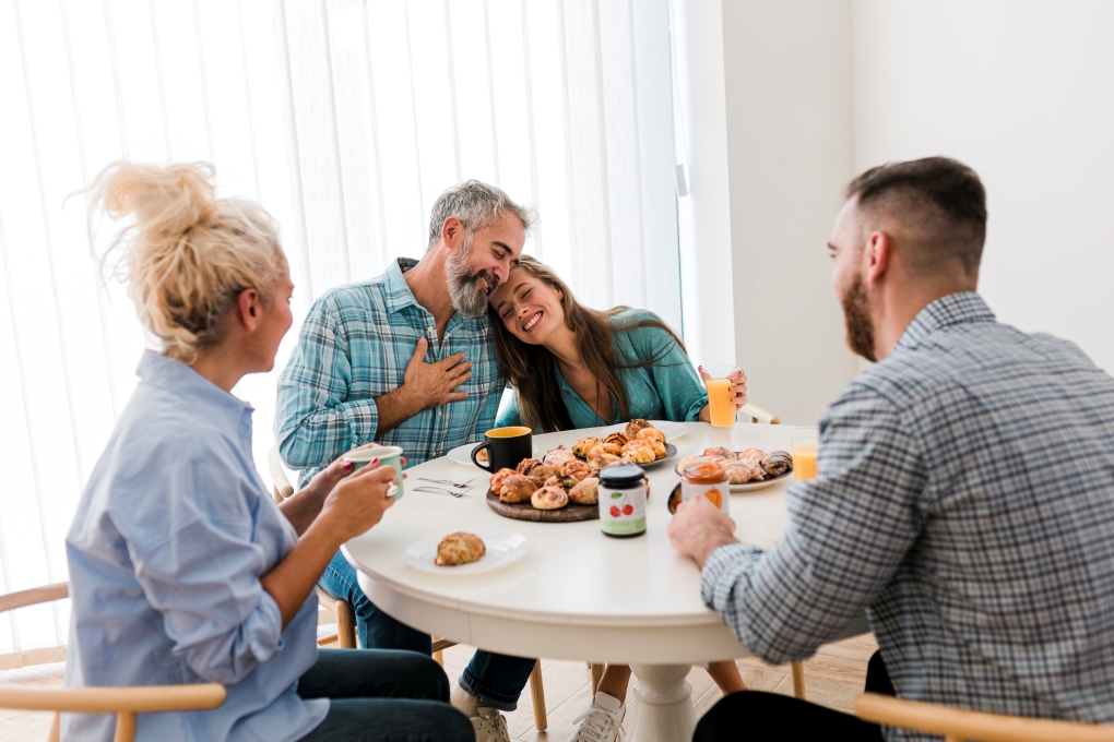 img-don-pret-immobilier.jpg IMAGE D’UNE FAMILLE À TABLE POUR UN ARTICLE SUR LE DON DE SON VIVANT