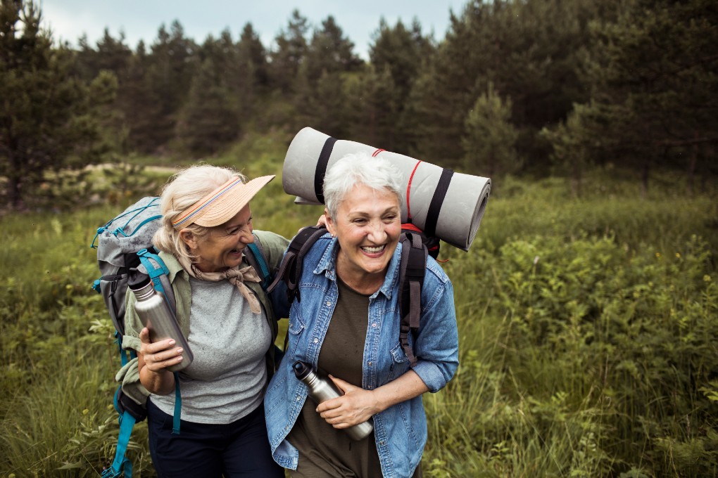 Deux femmes retraitées en randonnées avec leurs sacs à dos 