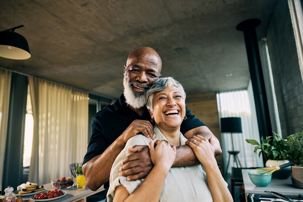 Photo d’un couple souriant pour un article sur le fractionnement de revenu de pension