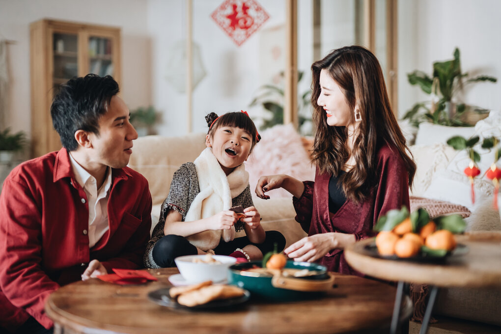 Des parents et leur enfant souriant