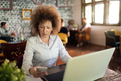 Femme regardant son ordinateur pour en savoir plus sur ISO 20022