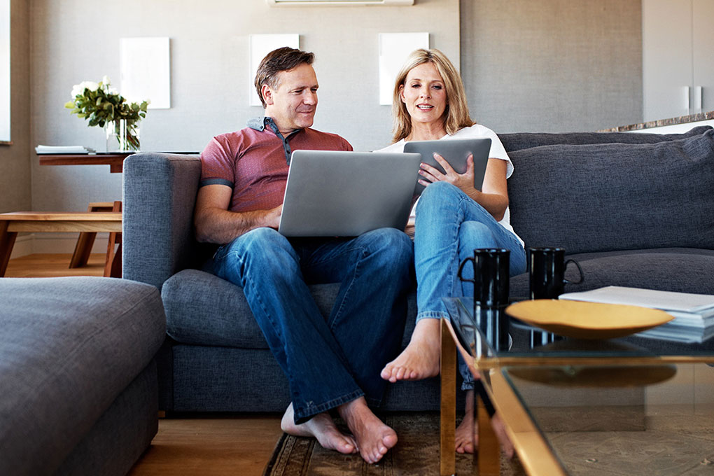 Couple consulte de l’information sur la marge de crédit hypothécaire