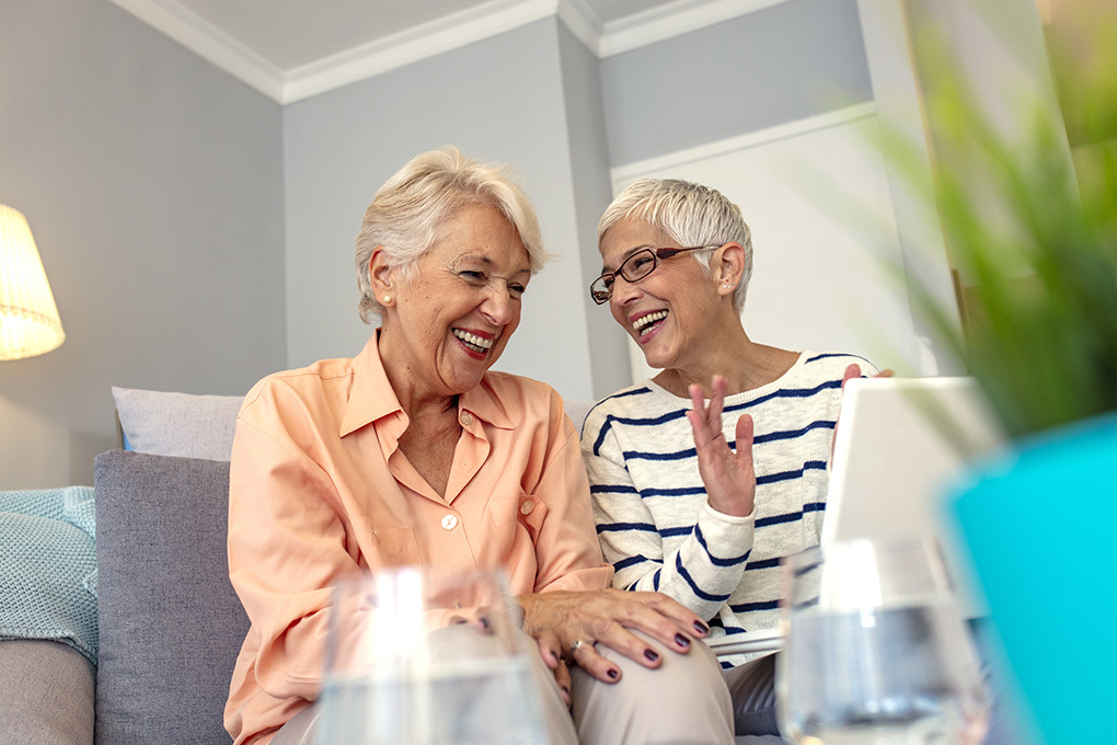 Photo de deux femmes retraitées en train de rire
